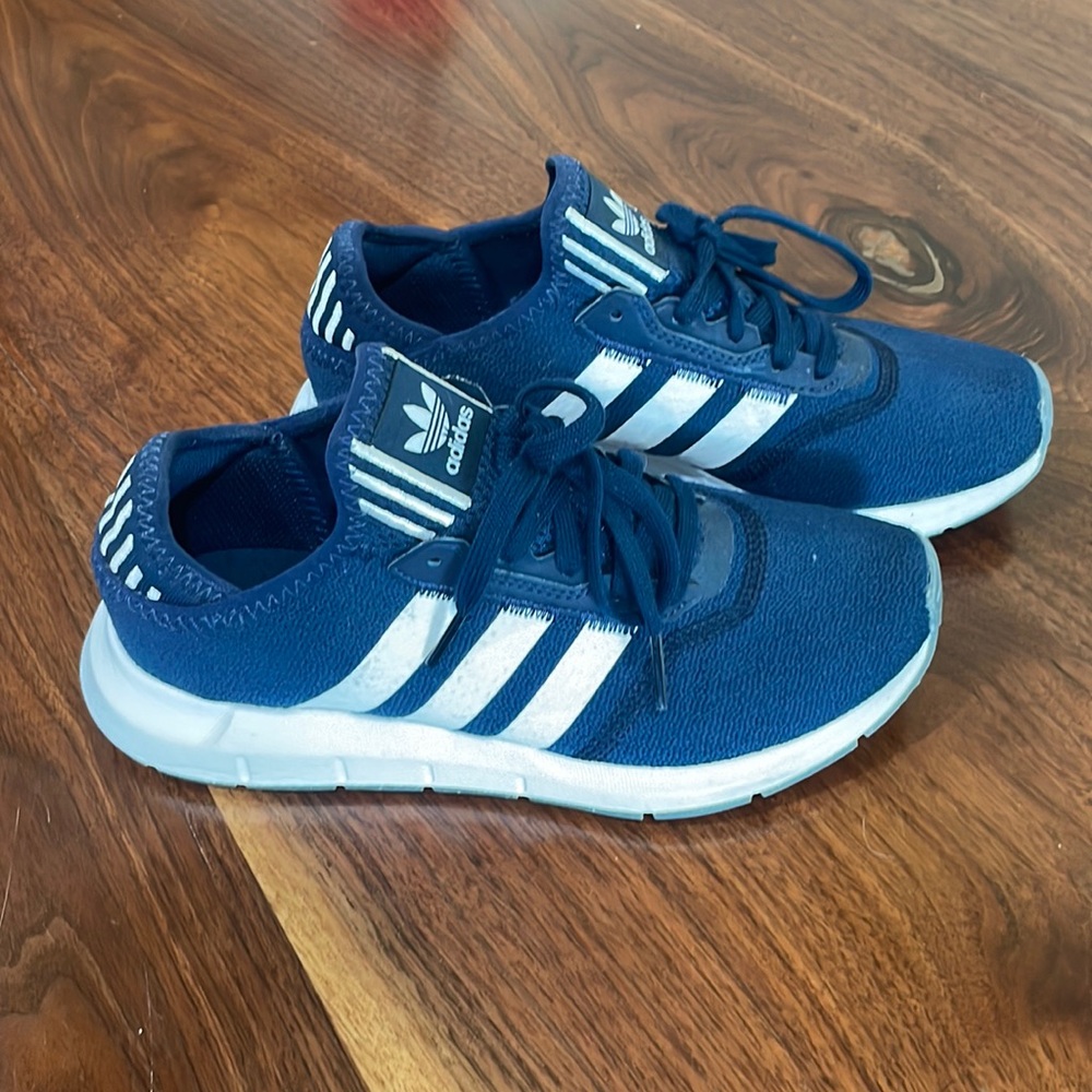 Women’s navy blue Adidas Swift Run shoes